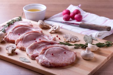 Domuz eti bonfile champignon, biberiye, defne yaprağı ve biber ile