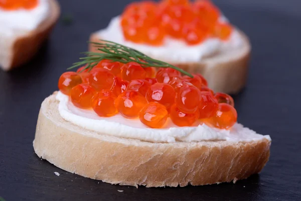 Pan con queso crema fresco y caviar rojo —  Fotos de Stock
