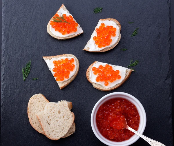 taze krem peynir ve kırmızı havyar ile ekmek