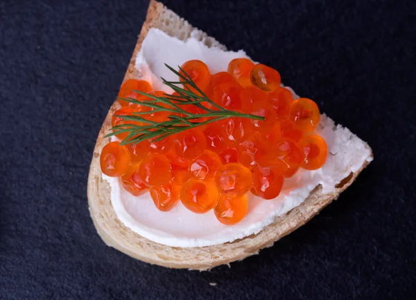 Pane con crema di formaggio fresco e caviale rosso — Foto Stock