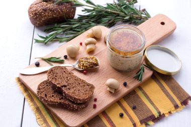 Kavanoz ve dilimlenmiş ekmek hardallı tavuk pate