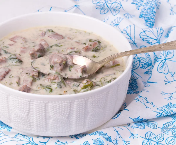 Ragout de vițel francez în castron de porțelan alb. Blanquette de veau . — Fotografie, imagine de stoc