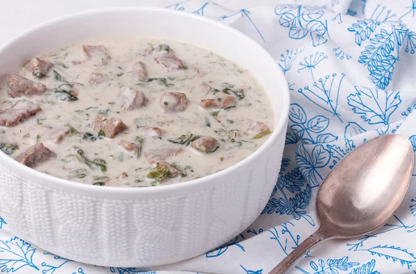 Ragout de vițel francez în castron de porțelan alb. Blanquette de veau . — Fotografie, imagine de stoc