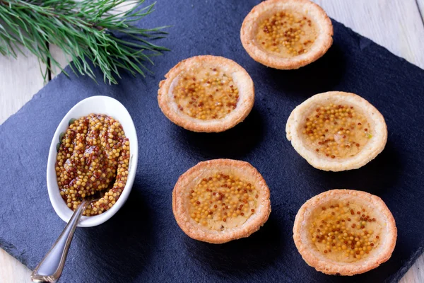 Küçük Pate tartlets ile Fransız hardal — Stok fotoğraf