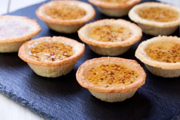 Küçük Pate tartlets ile Fransız hardal — Stok fotoğraf