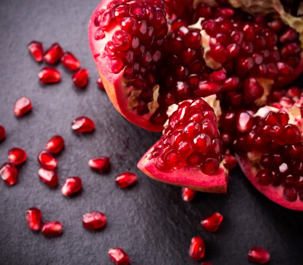 Siyah arduvaz plaka üzerinde bazı kırmızı nar