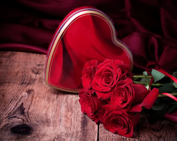 Luxe-geschenketui en boeket rozen op houten achtergrond. — Stockfoto