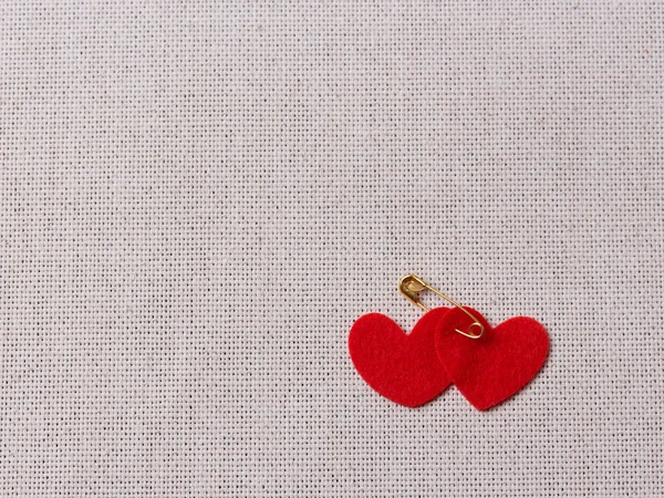 Voelde rode harten op de jute — Stockfoto
