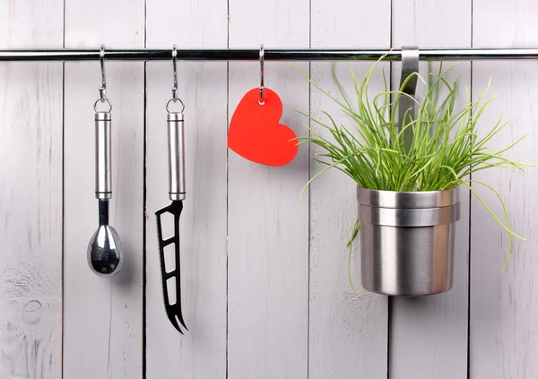 Rött hjärta och kök matlagning redskapet på rostfritt stål rack. Kopiera utrymme. — Stockfoto