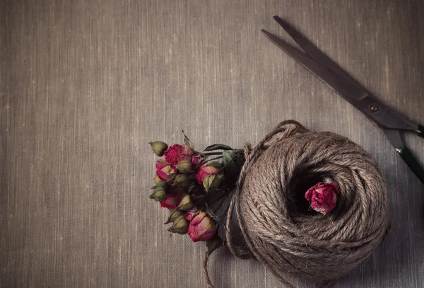 Ball of twine with  dried roses bouquet — Stock Photo, Image