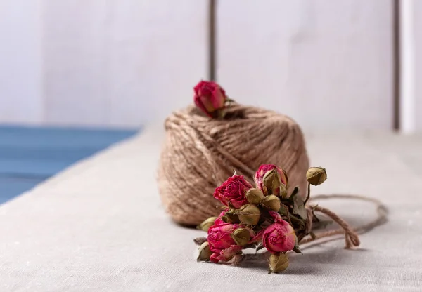 Bola de cordel com buquê de rosas secas — Fotografia de Stock