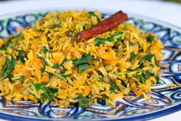 Plato indio tradicional llamado khichdi con palo de canela — Foto de Stock