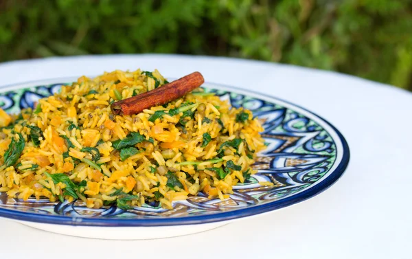 Traditionell indisk maträtt som kallas khichdi med kanelstång — Stockfoto