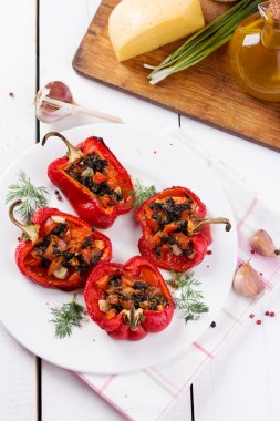 Pesto ve domates ile kavrulmuş biber dolması