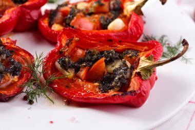 Pesto ve domates ile kavrulmuş biber dolması