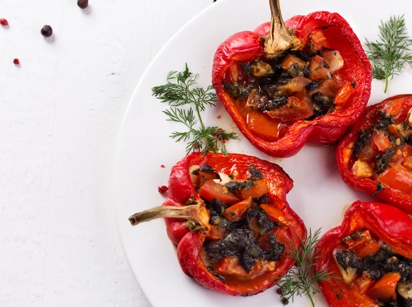 Pimentão assado recheado com pesto e tomate — Fotografia de Stock