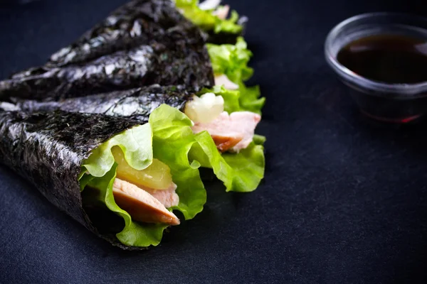 Japansk handrullade sushi — Stockfoto