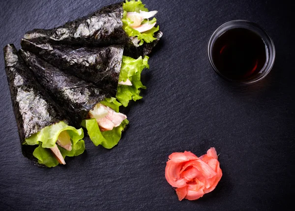 Sushi giapponese arrotolato a mano — Foto Stock