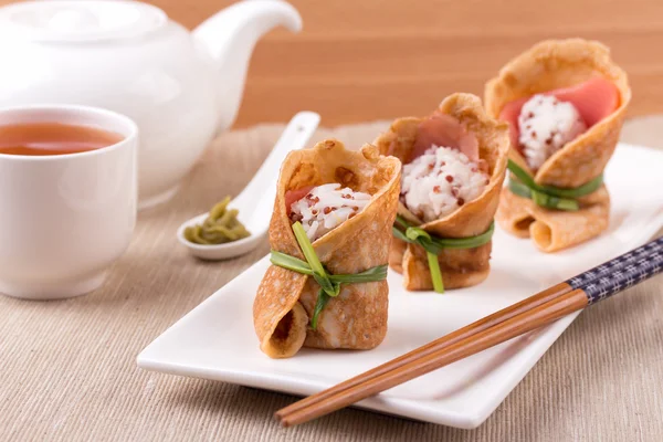 Japansk handrullade sushi — Stockfoto