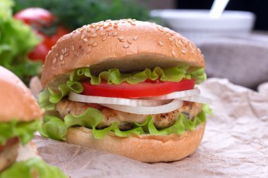 Ev yapımı nefis hamburgerler.