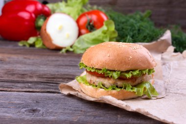 Ev yapımı nefis hamburgerler.