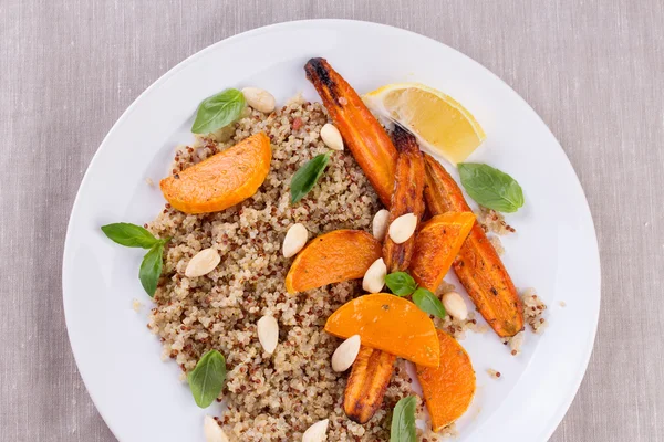 Grilovaná zelenina s quinoa — Stock fotografie