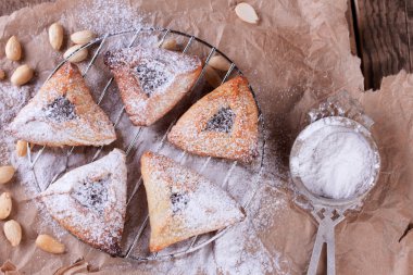 Purim pudra şekeri ile Hamantaschen kurabiye