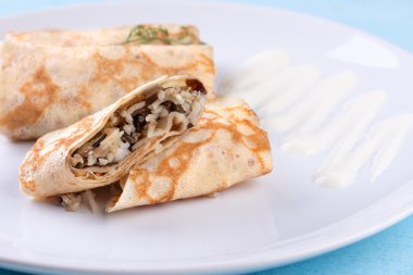 Tepesinde ekşi krema ile doldurulmuş krep.