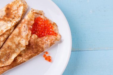 İnce krep, krep kırmızı havyar ile