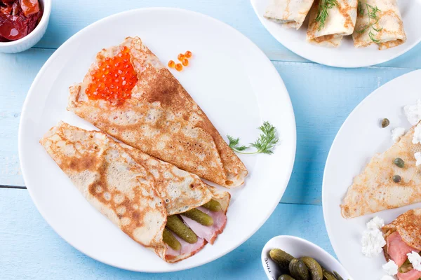 İnce krep, krep turşusu ile kırmızı havyar, somon, salatalık ve pastırma