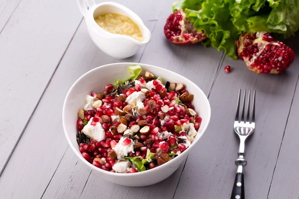 Frisk sallad med granatäpplekärnor, mandel, fetaost och svart ris — Stockfoto