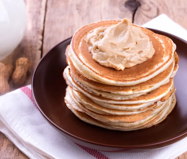 Amerikaanse pannenkoeken met pindakaas — Stockfoto