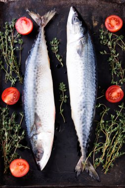 Eski siyah metalik fırın tepsisindeki ham uskumru