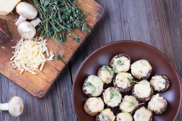 Deliciosas setas rellenas con carne y queso . —  Fotos de Stock