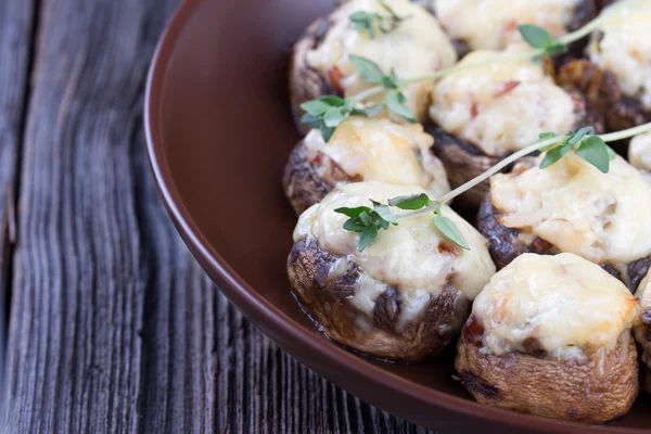 Deliciosos cogumelos recheados com carne e queijo . — Fotografia de Stock