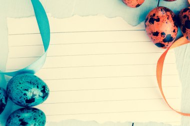 Ahşap arka planda renkli Paskalya yumurtaları.