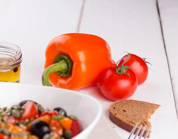 Narancssárga paprika, koktélparadicsommal. — Stock Fotó