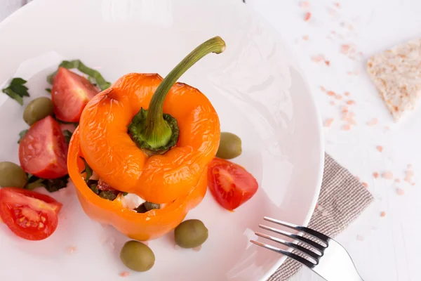 Teller mit gebackenen gefüllten Paprika. — Stockfoto