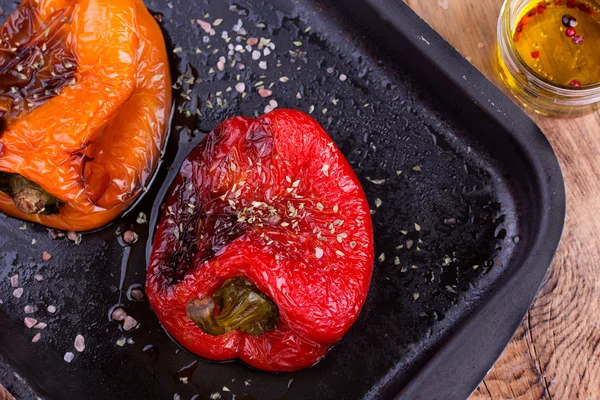 Leckere geröstete rote und orangefarbene Paprika in der Pfanne — Stockfoto