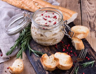 Cam Kavanoz ve tost ekmeği rustik mutfak tahta üzerinde tavuk pate