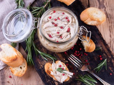 Cam Kavanoz ve tost ekmeği rustik mutfak tahta üzerinde tavuk pate