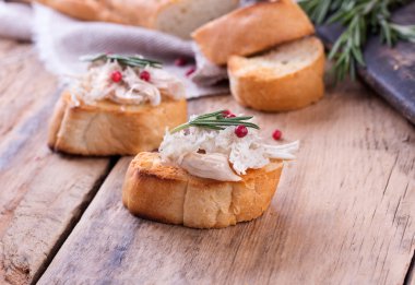 Tost ekmek tavuk pate ahşap masa.
