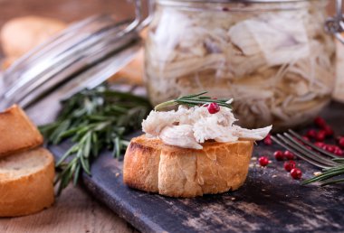 Cam Kavanoz ve tost ekmeği rustik mutfak tahta üzerinde tavuk pate