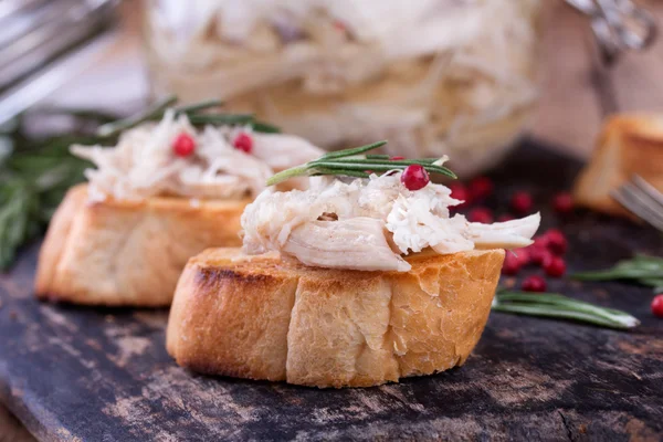 Toast brood met kip pate op rustieke keuken bord — Stockfoto