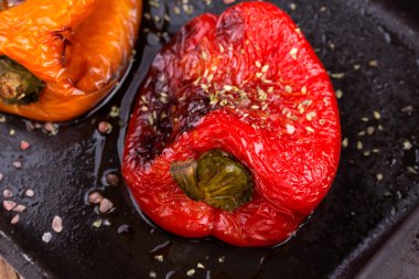 Lezzetli kızarmış kırmızı ve turuncu biber tavada