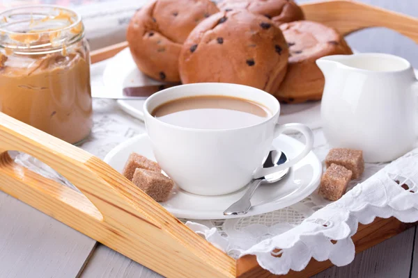 Café da manhã com café, pastelaria e manteiga de amendoim — Fotografia de Stock