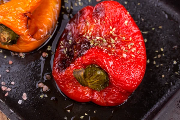 Lezzetli kızarmış kırmızı ve turuncu biber tavada