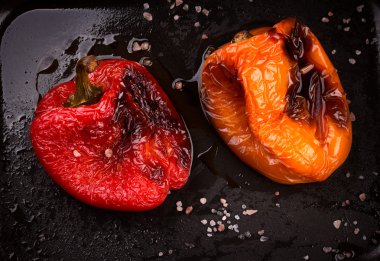 Lezzetli kızarmış kırmızı ve turuncu biber tavada