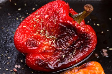 Lezzetli kızarmış kırmızı ve turuncu biber tavada