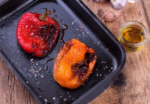 Lezzetli kızarmış kırmızı ve turuncu biber tavada